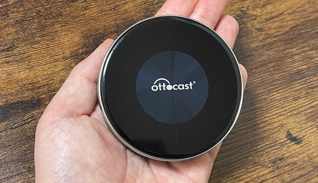 手のひらに乗る円盤型のCarPlay AIBOX本体