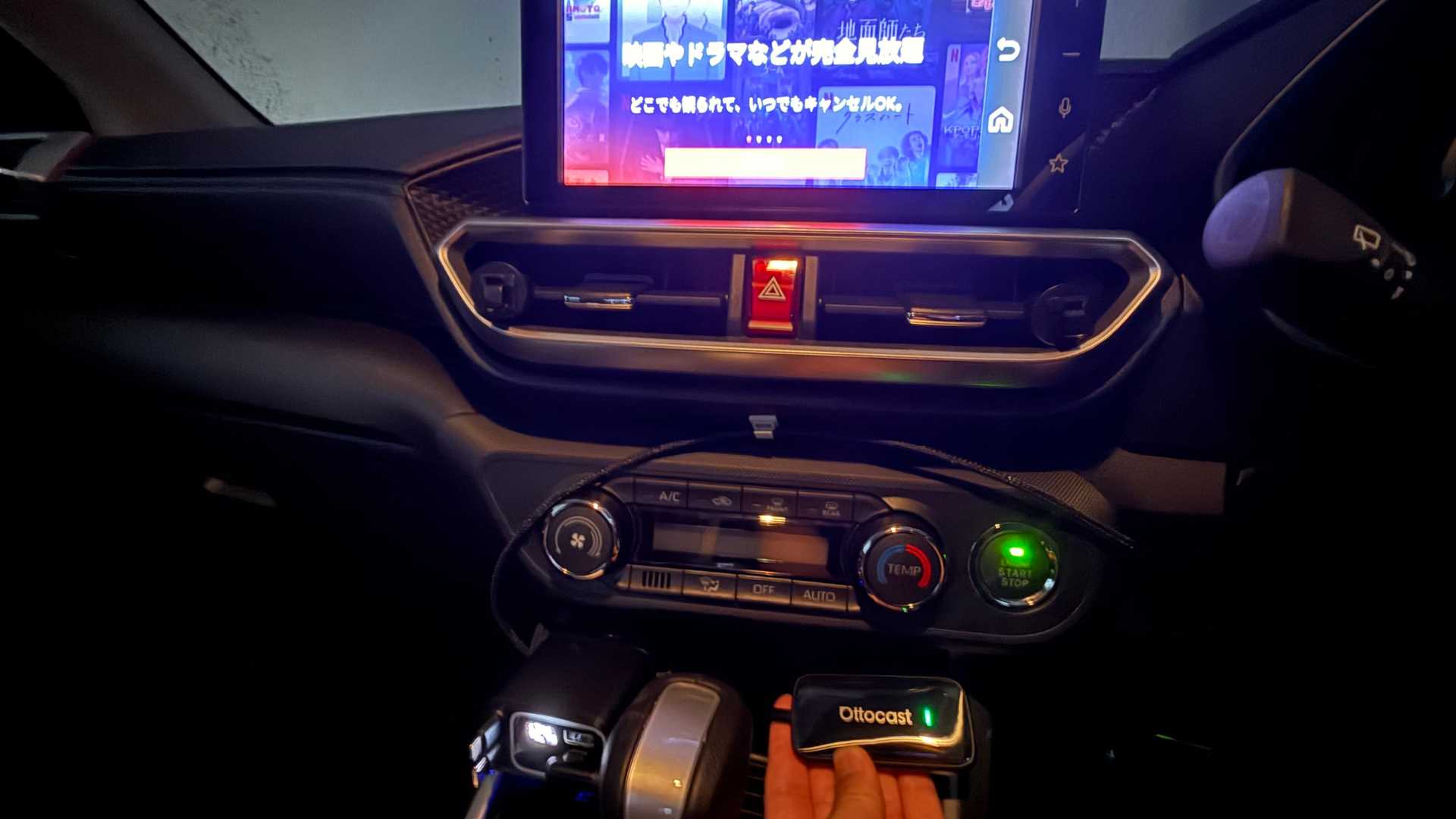 Play2Video Ultraを挿し、純正ナビでNetflixを大画面再生している車内