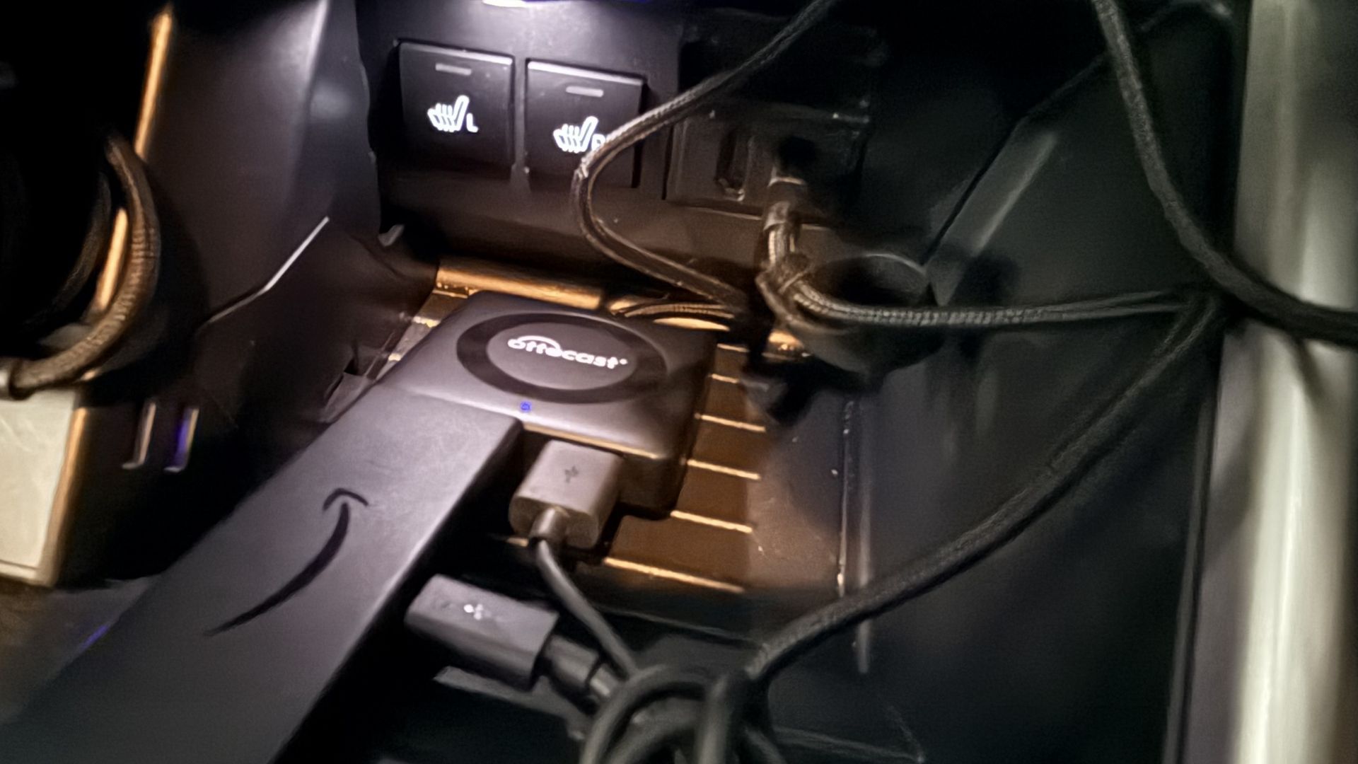 ライズの車内に設置したHDMI変換アダプタCarTV Mate Max本体