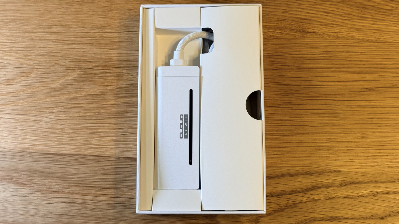Air Stick WiFi の箱を開けたところ