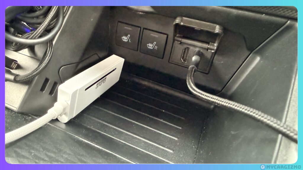 車のコンソール収納に置き、USBポートに接続したAir Stick WiFi