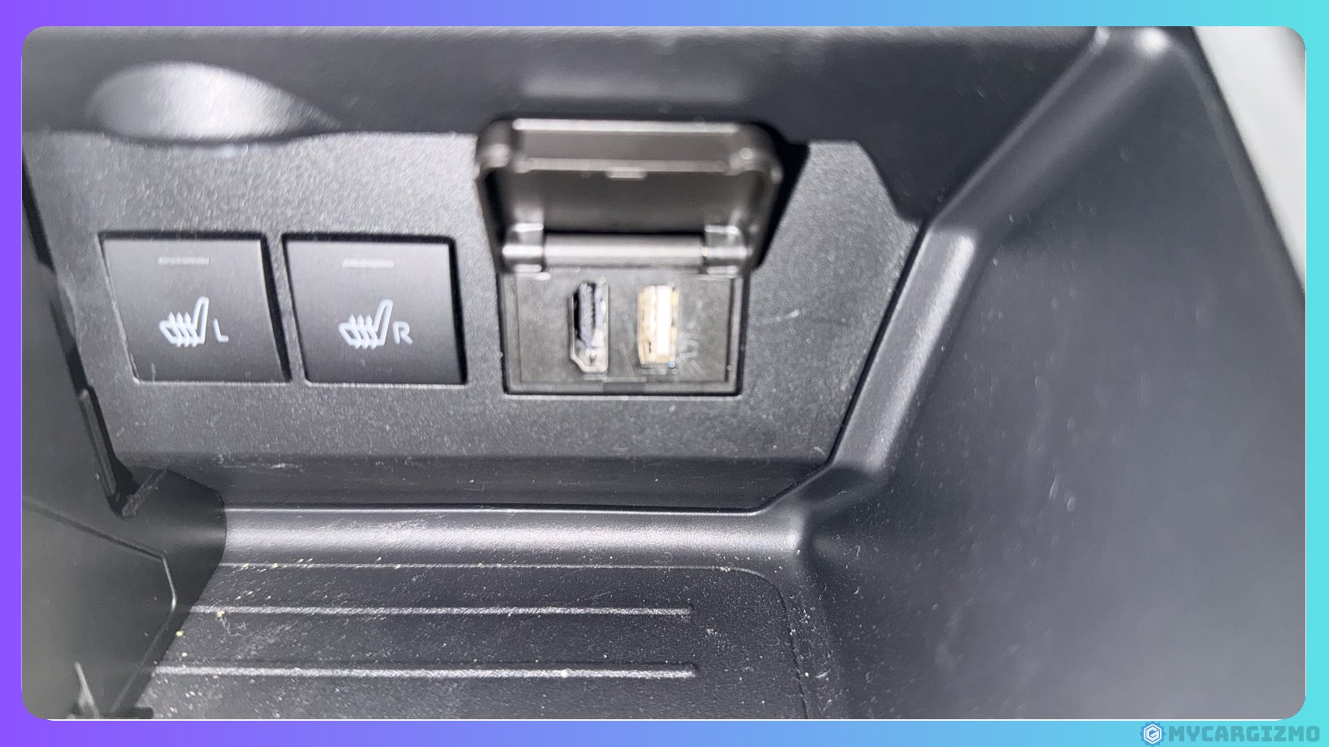 トヨタ・ライズの車内パネル。シートヒーターのスイッチの右に、カバーを開けたHDMI入力端子とUSB端子が並んでいる