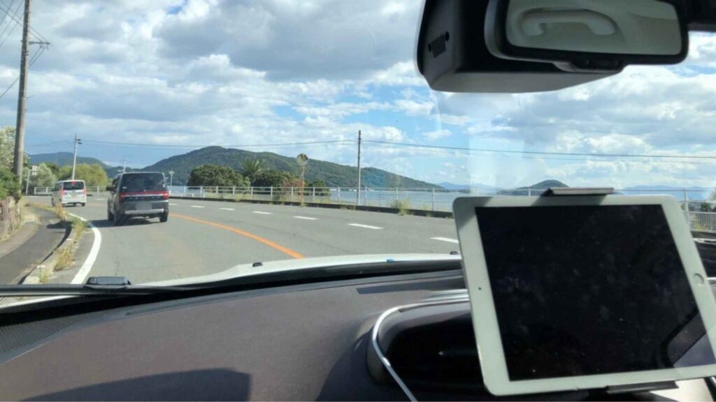 以前の愛車でiPadを車載ホルダーに固定して使っていた様子